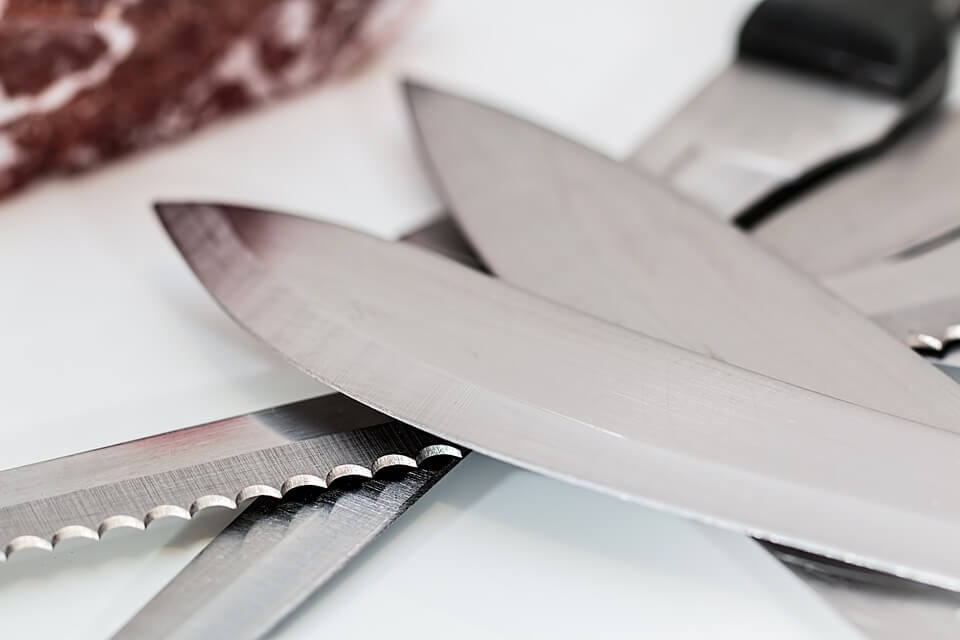 serrated knife vs plain edge - Best Materials For Knife Blades